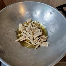 Tempe diiris korek api, lalu digoreng hingga matang.