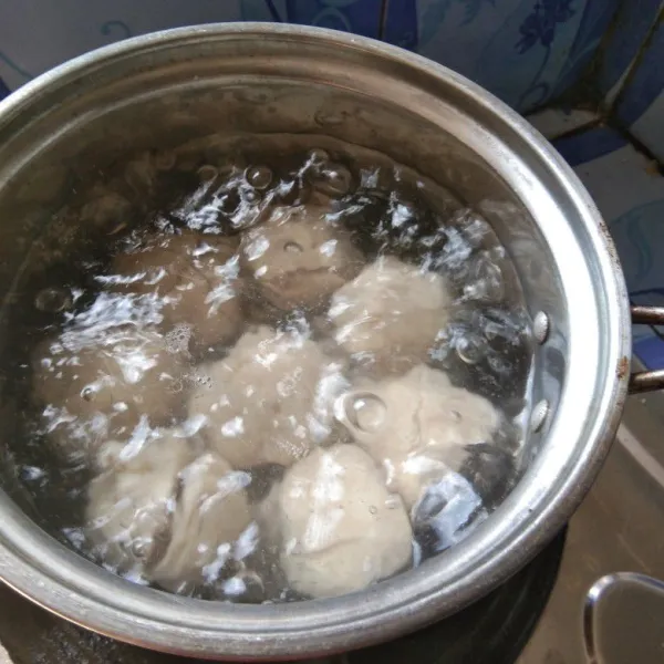 Rebus bakso hingga mengapung, angkat dan sisihkan.
