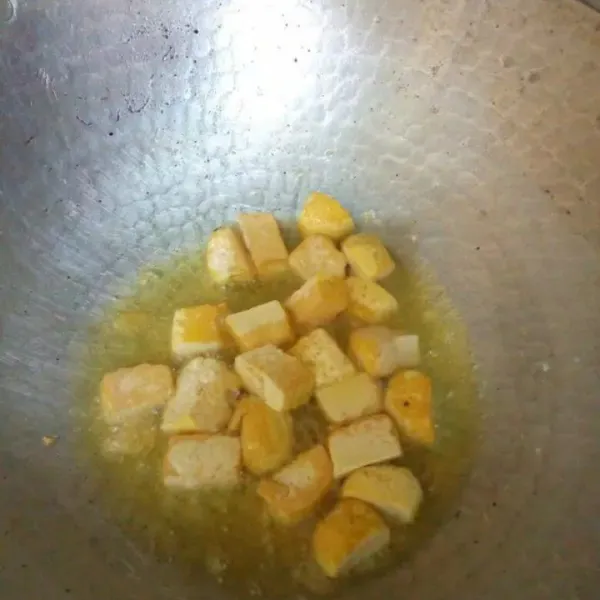 Goreng tahu hingga matang, angkat dan sisihkan.