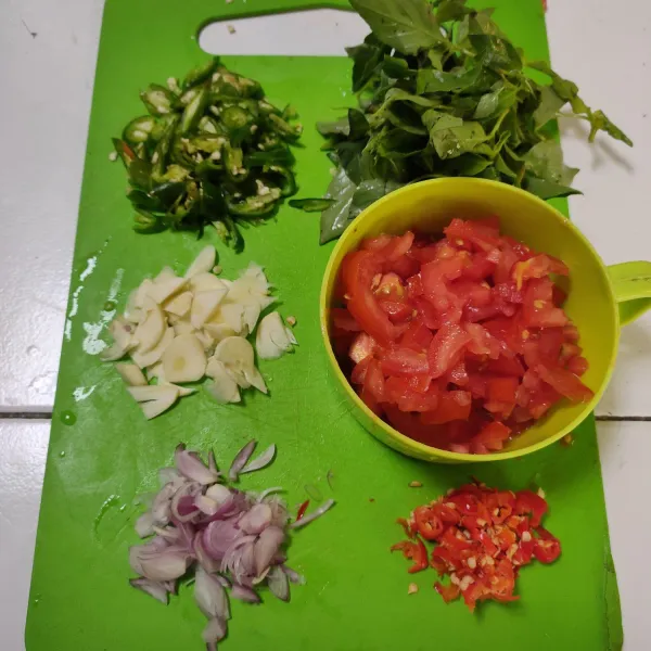Rajang tipis bawang merah, bawang putih, cabai hijau, cabai rawit dan tomat. Petik-petik daun kemangi.