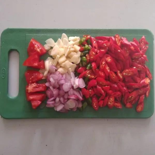 iris bumbu (bawang merah, bawang putih, cabai, tomat)