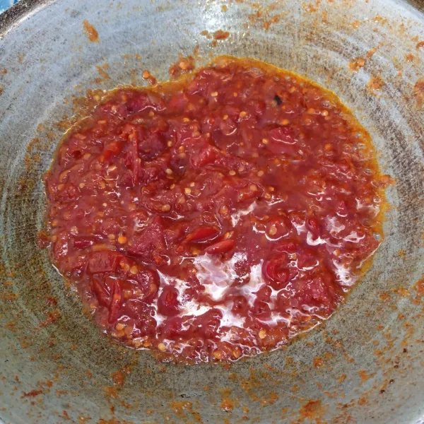Icip rasa. Angkat dan sambal terasi enak siap disajikan.