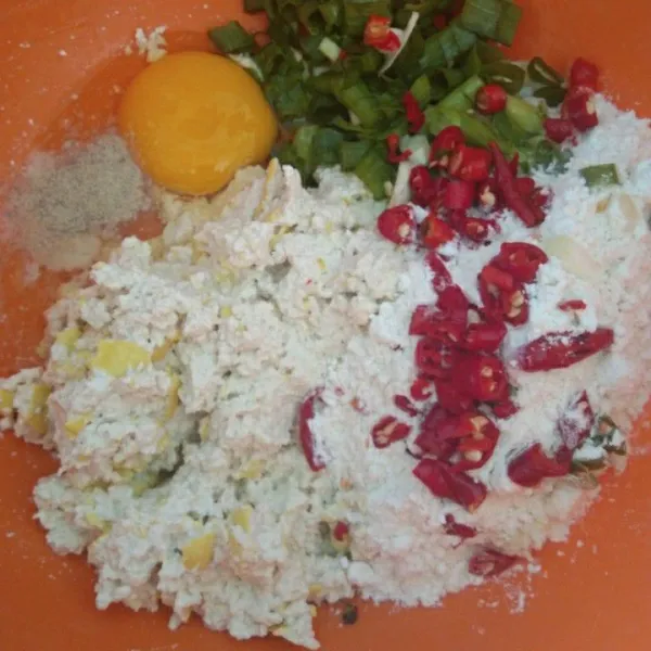Siapkan bahan bahan, telur, tahu, irisan bawang daun, irisan cabe merah keriting, tepung terigu, garam, merica bubuk dan kaldu jamur dalam wadah.