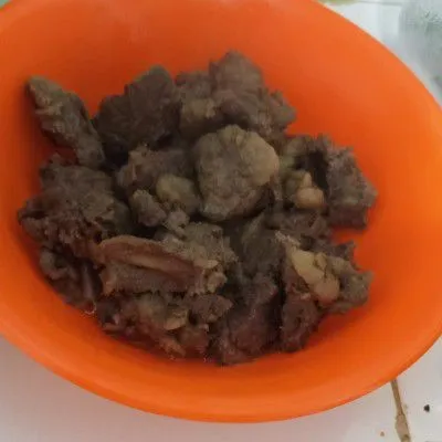 Siapkan daging sapi yang sudah direbus dan dipotong-potong.