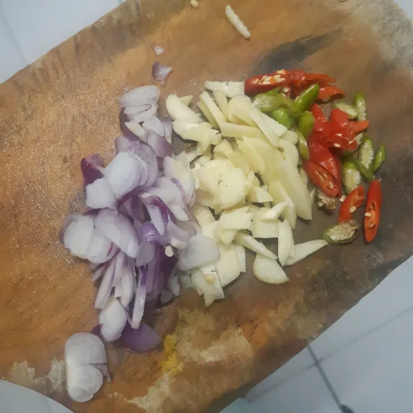 Iris tipis cabai, bawang putih dan bawang merah.