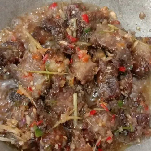 Terakhir masukkan iga sapi yang sudah digoreng, aduk rata dan perbaiki rasanya. Angkat dan sajikan.