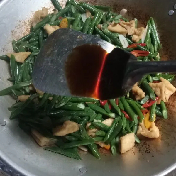Kemudian bumbui garam halus, gula pasir, merica bubuk, kaldu bubuk dan kecap manis. Aduk rata. Koreksi rasanya.
