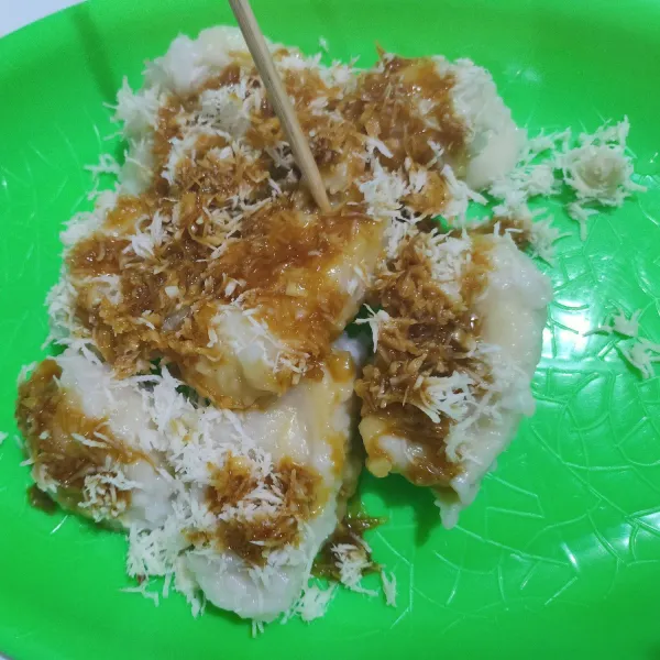 Tata pisang di piring saji, taburi kelapa parut. Siram dengan gula merah.