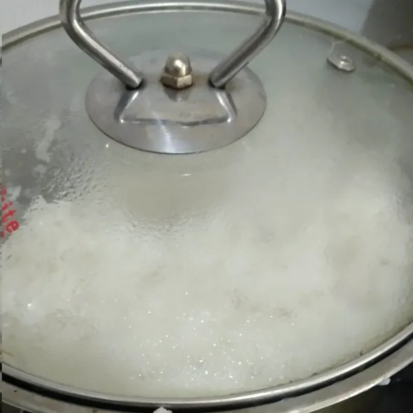 Tutup panci sekitar 15 menit sampai air terserap ke beras semua.