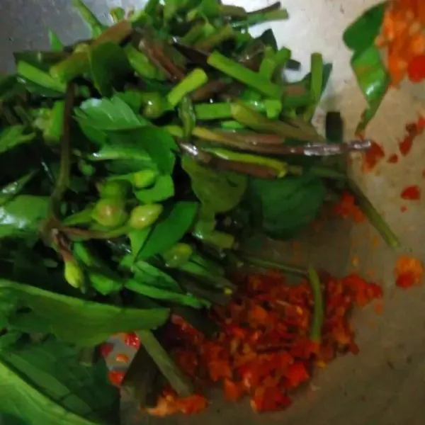 Masukkan genjer, tambahkan garam dan gula merah, aduk rata.