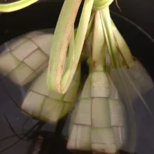 Masukkan kedalam panci semi presto, beri air sampai selongsong ketupat tenggelam.