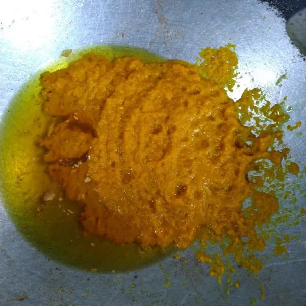 tumis bumbu yg sudah di haluskan