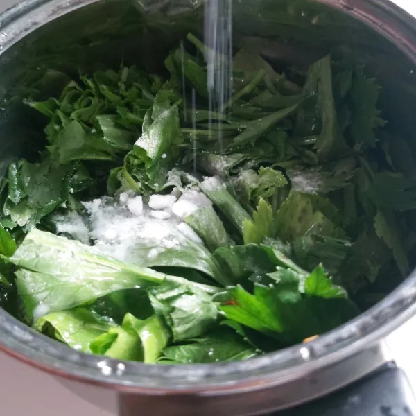 Potong seledri kecil-kecil lalu rendam dalam air. Kemudian tambahkan sejumput baking soda/garam, tujuannya menghilangkan kotoran/kutu dalam sayur. Setelah 5 menit, bilas seledri.