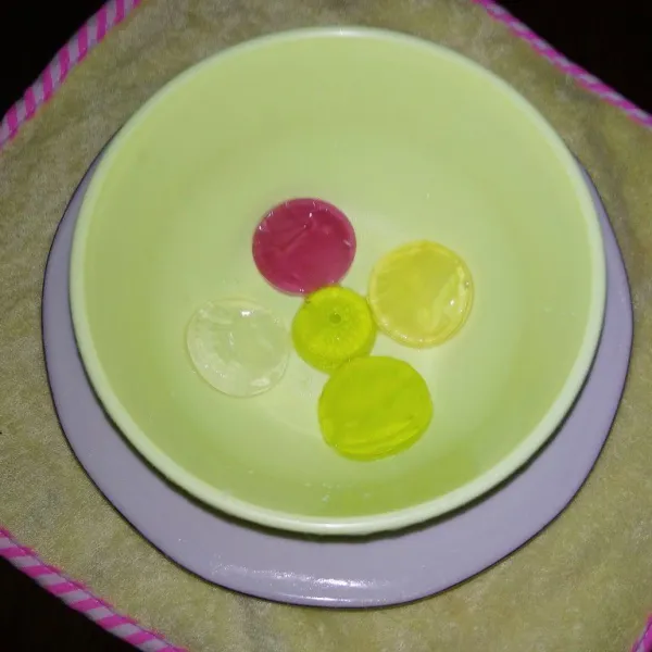 Tata potongan mini jelly dalam wadah.
