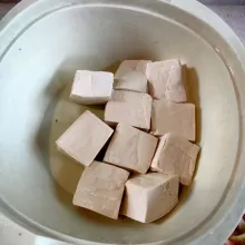 Siapkan tahu putih dalam mangkok.