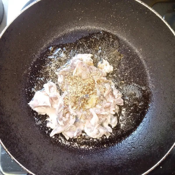 Bersihkan ikan dencis, lalu ambil bagian dagingnya saja lalu cincang halus. Panaskan minyak, tumis ikan dan tambahkan garam dan ketumbar  bubuk sekitar 5 menit,lalu sisihkan.