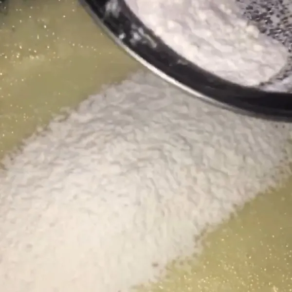 Masukkan gula pasir, sambil diayak. Mixer hingga tercampur rata.