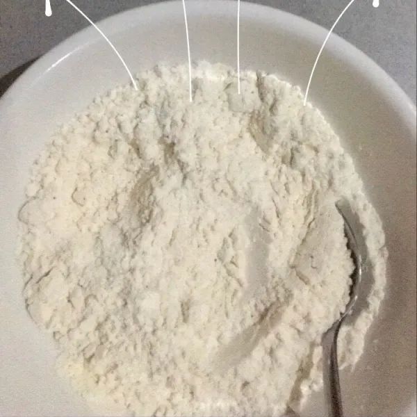 Siapkan mangkuk, masukkan semua bahan tepung, aduk hingga tercampur rata.