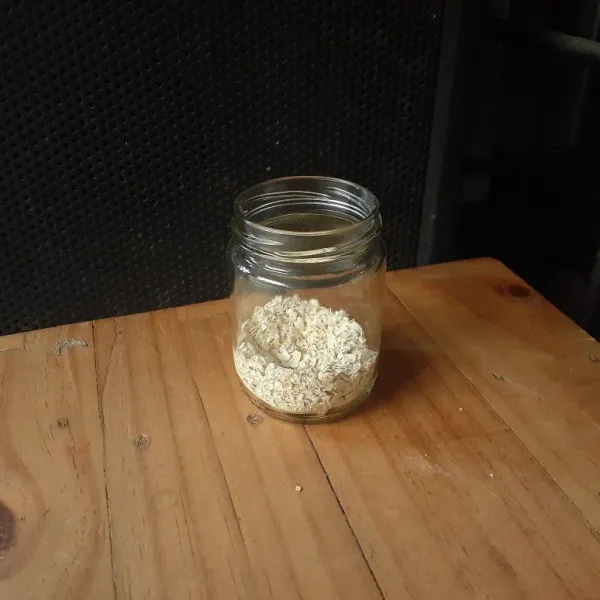 Masukkan oat kedalam jar.