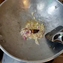 Panaskan minyak, Tumis bawang merah bawang putih dan lengkuas hingga harum.