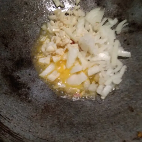 Panaskan margarin, tumis bawang putih dan bombay sampai harum.