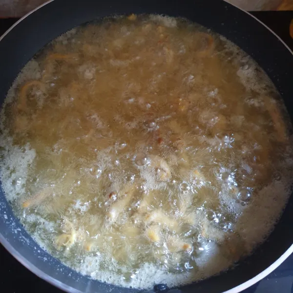 Panaskan minyak usahakan minyak sampai usus terendam, lalu masukkan usus goreng sampai garing dan kriuk lalu tiriskan.