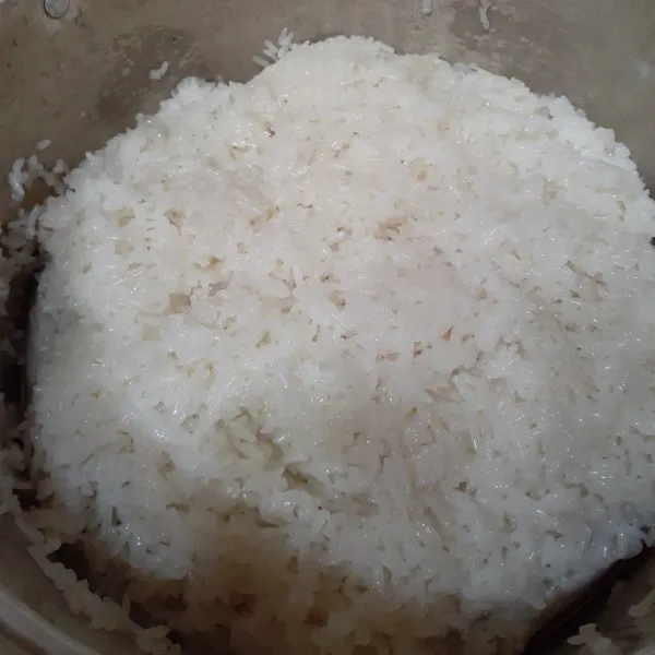 Kukus beras ketan selama 15 menit.