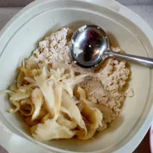 Lumatkan tahu dan jamur, lalu masukkan jamurnya.