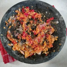 Haluskan bawang merah, bawang putih dan cabe.