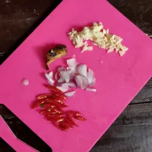 Bawang merah bawang putih dan cabe merah diiris halus.