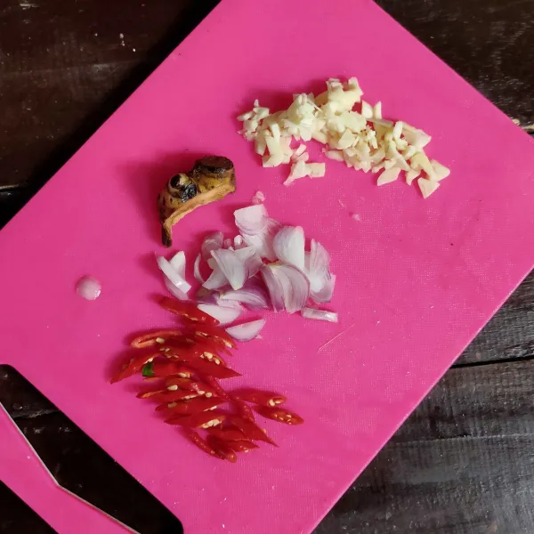 Bawang merah bawang putih dan cabe merah diiris halus.