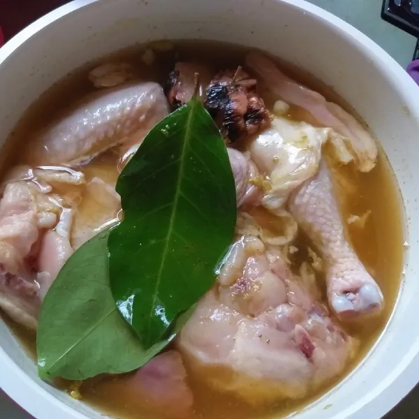 tambahkan air secukupnya hingga ayam terendam, ungkep di atas api sedang.