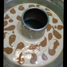 Ambil 1 sdm adonan lalu campur dengan pasta coklat, aduk rata dan bentuk motif diatas adonan putih.