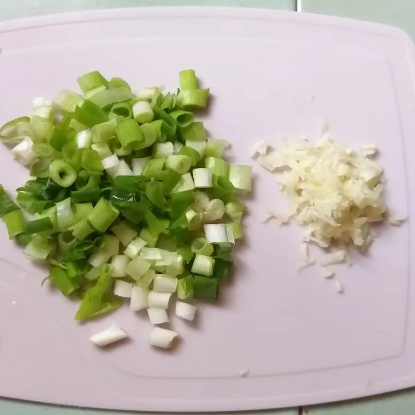 Iris bawang daun dan cincang bawang putih, sisihkan.