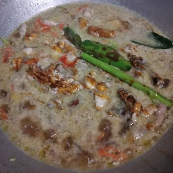 Masukkan air, gula merah, garam, kaldu bubuk dan kecap manis aduk rata, masak hingga mendidih.