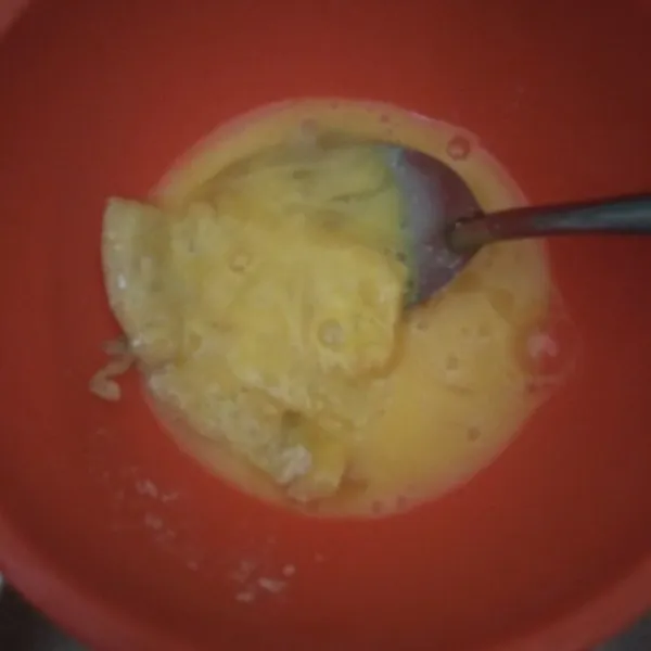 Celupkan telur dadar pada telur pelapis.