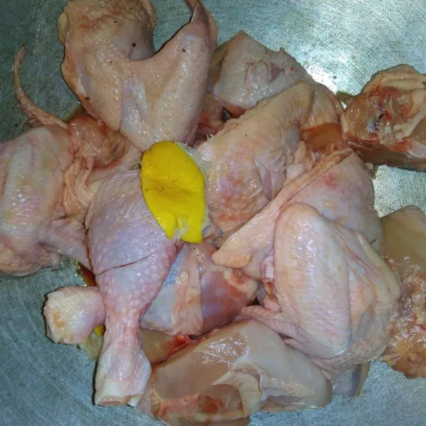 Marinasi ayam dengan perasan air jeruk nipis atau lemon, biarkan 15 menit lalu bilas dengan air bersih.