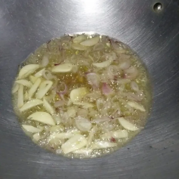 Iris tipis bawang merah dan bawang putih. Panaskan minyak, goreng bawang merah dan bawang putih.
