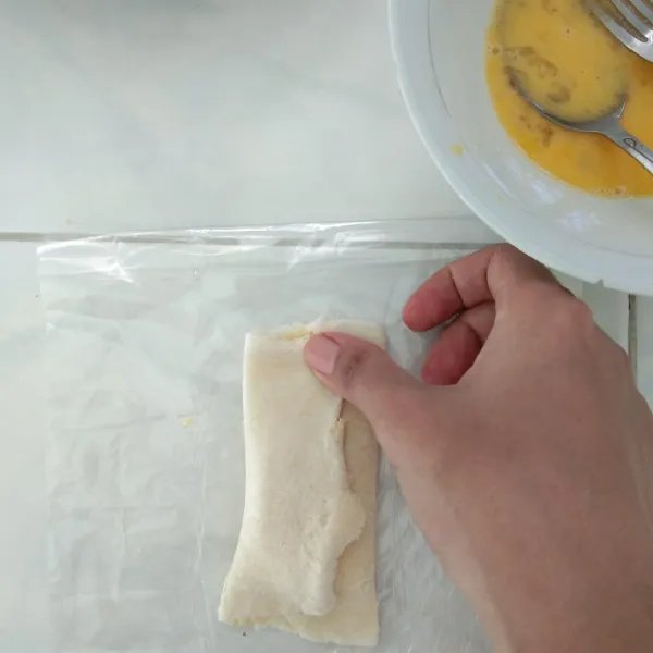 Lipat roti, pipihkan bagian samping dengan jari agar isi tidak keluar saat digoreng, sisihkan. Bisa langsung digoreng atau disimpan dahulu di kulkas agar lebih garing