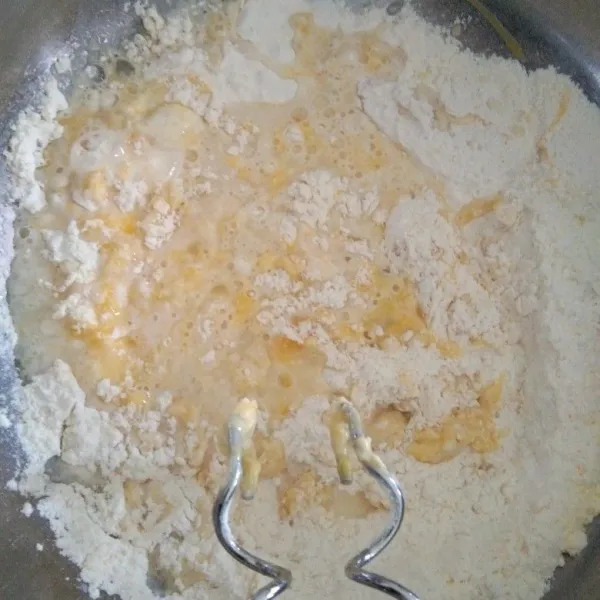 Masukkan susu cair sedikit demi sedikit (tergantung kelembaban tepung,jadi jangan dimasukkan langsung semua) kemudian mixer/ulen setengah kalis.