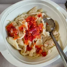 Tuangkan bumbu halus kedalam tahu jamur.