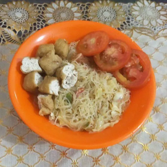 Bihun siap di sajikan dengan pelengkap.