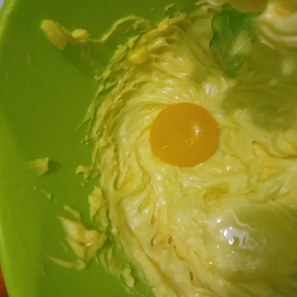 Masukkan satu persatu kuning telur sambil di mix sampai rata.