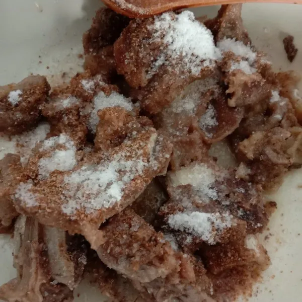 Marinasi daging dengan bumbu bawang putih bubuk, ketumbar bubuk, beri garam dan gula aduk rata biarkan  15 menit.