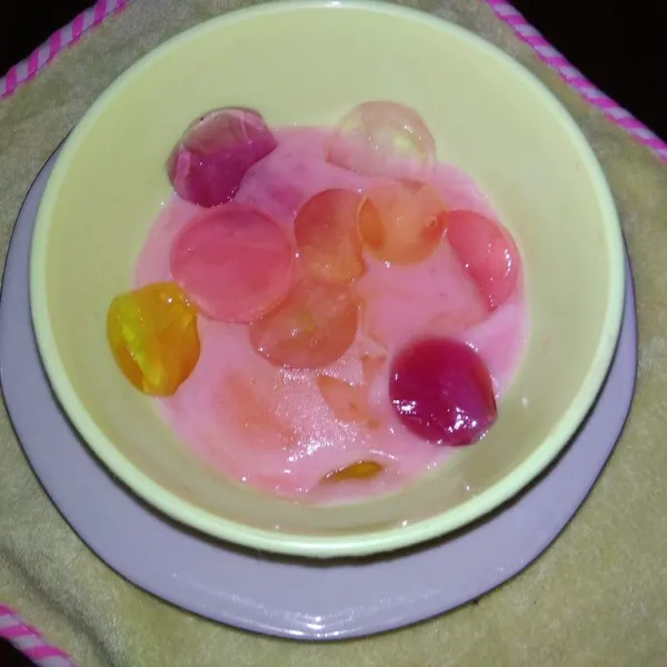 Tuang puding dalam wadah yang berisi mini jelly.