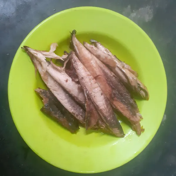 Goreng ikan hingga setengah matang. Sisihkan.