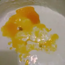 Tambahkan margarin yang sudah dilelehkan. Aduk rata dengan spatula dan aduk balik.