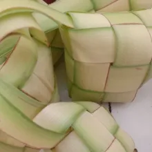 Siapkan selongsong ketupat, cuci bersih.