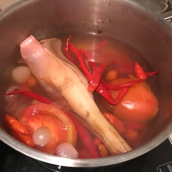 Rebus rias, cabai, bawang, dan tomat sampai layu.