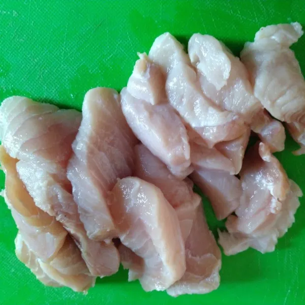 potong ikan tuna yg sudah di beri jeruk nipis